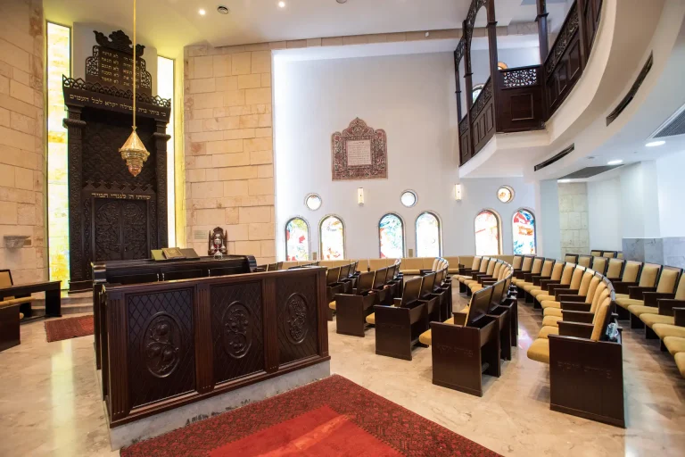 ריהוט לבית כנסת פורת יוסף - טבריה